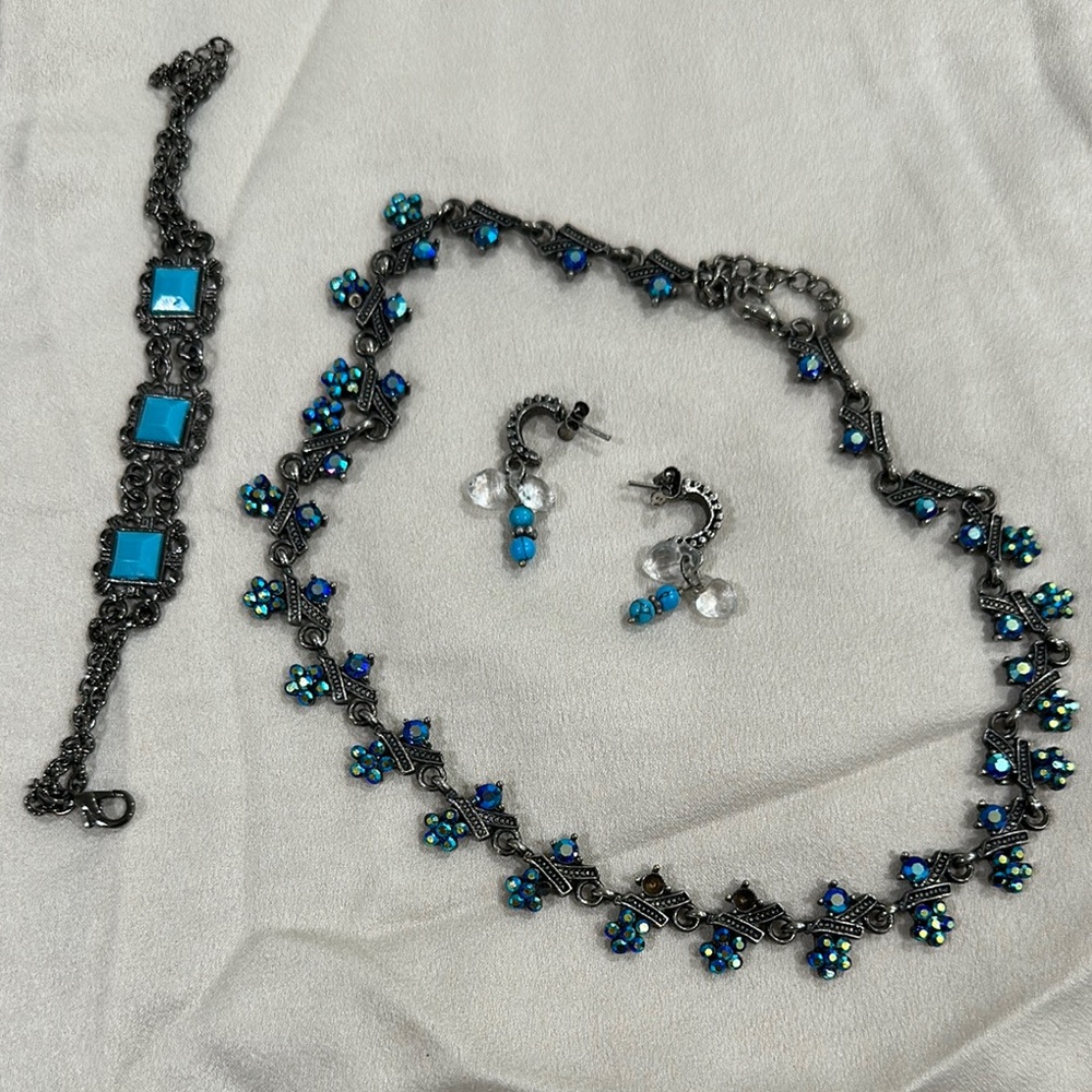 Blue and Gray Necklace with Elegant Scalloped Design